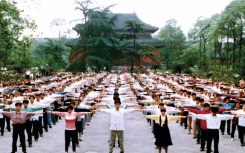 Các học viên Pháp Luân Công tập trung tại một công viên ở thành phố Thành Đô, Trung Quốc, tập công buổi sáng vào những năm 1990, trước khi cuộc đàn áp chống lại môn khí công này bắt đầu. (Faluninfo.net)