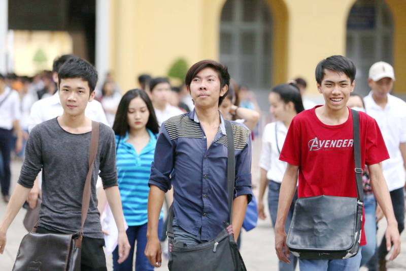 Điểm thi đóng cửa vì không có thí sinh thi môn sử. Ảnh: Minh Tâm Im lìm không có thí sinh. Ảnh: Minh TâmThí sinh Đắk Lắk ôn bài. Ảnh: Tiến Thành Thí sinh có tâm trạng hồi hộp khi bước vào phòng thi - Ảnh: Tiến ThắngThí sinh trao đổi bài sau khi hoàn tất môn hóa tại cụm thi trường ĐH Saì Gòn - Ảnh: Như Hùng