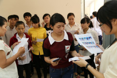 Giám thị gọi tên thí sinh vào phòng làm thủ tục trước khi thi môn hóa tại cụm thi trường ĐH Sài Gòn - Ảnh: Như Hùng