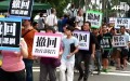 Hôm qua (2/8), gần 1.000 người biểu tình tập trung tại tòa nhà Bộ Giáo dục Đài Loan, xé sách giáo khoa thuộc chương trình học “tập trung Trung Quốc” và yêu cầu Bộ trưởng từ chức. (Nguồn: YouTube)