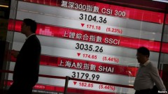 Bảng điện tử hiển thị chỉ số chứng khoán sút giảm của Trung Quốc tại khu trung tâm tài chính Hồng Kông, ngày 25/8/2015.