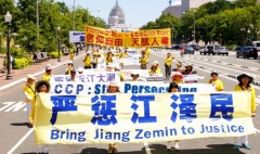 Những người luyện tập Pháp Luân Công đi bộ trong một cuộc diễu hành ở Washington vào ngày 16/7/2015 để kêu gọi chấm dứt cuộc đàn áp do cựu lãnh đạo Đảng Cộng sản Trung Quốc Giang Trạch Dân phát động. (Ảnh: Edward Dye/Đại Kỷ Nguyên tiếng Anh)