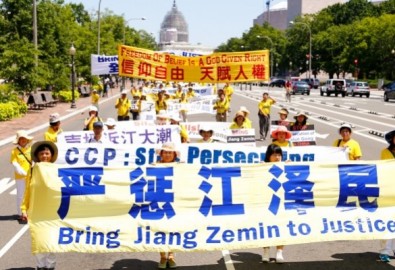 Những người luyện tập Pháp Luân Công đi bộ trong một cuộc diễu hành ở Washington vào ngày 16/7/2015 để kêu gọi chấm dứt cuộc đàn áp do cựu lãnh đạo Đảng Cộng sản Trung Quốc Giang Trạch Dân phát động. (Ảnh: Edward Dye/Đại Kỷ Nguyên tiếng Anh)
