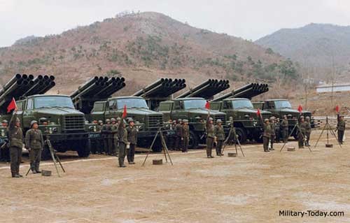 Pháo phản lực được xem là vũ khí có sức tàn phá ghê gớm nhất của pháo binh Triều Tiên .Trong ảnh pháo phản lực bắn loạt M1985 240 mm trong một cuộc diễn tập quân sự.