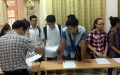 Thí sinh nộp và rút hồ sơ tại Trường Đại học Ngoại ngữ Hà Nội hôm 19/8. (ảnh: L.Q.Hạnh)
