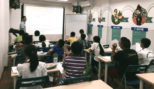 Hoàng Minh Tuệ giảng dạy các học sinh của Học viện Phát triển Tư duy IEG Global tháng 8/2015