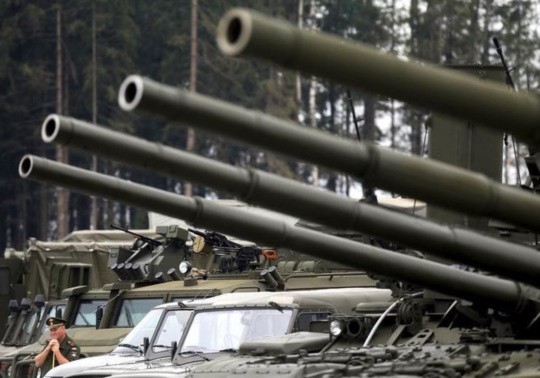Xe tăng và xe bọc thép của Nga. Ảnh: Reuters 