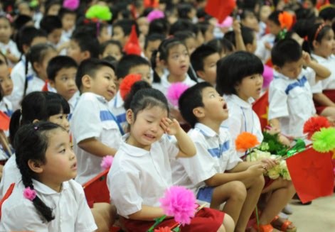 Nhiều học sinh mệt mỏi trong ngày lễ khai giảng tại Việt Nam