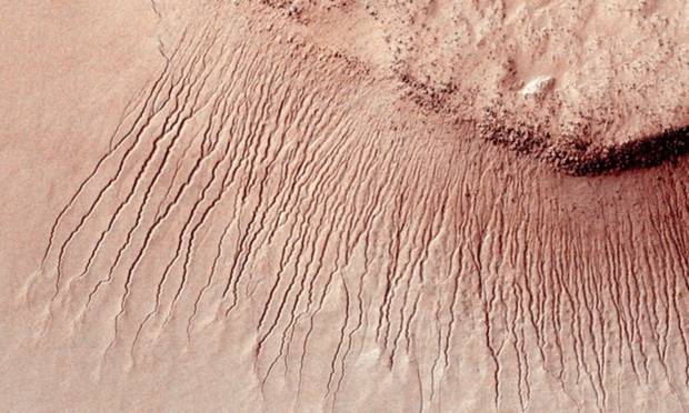 Trong bức ảnh này, những vệt tối, hẹp là dòng nước chảy từ đỉnh xuống trên bề mặt Sao Hỏa. Ảnh: NASA