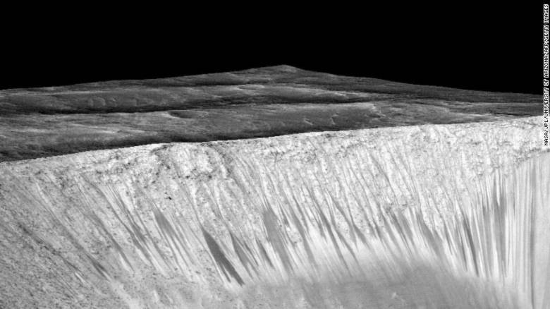 Những vệt đen cho thấy dấu hiệu của dòng chảy xuất hiện tại miệng núi lửa Garni trên Sao Hỏa. Ảnh: NASA