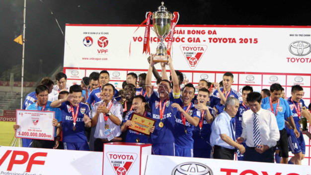 Các cầu thủ Bình Dương nâng cao chức vô địch V-League 2015 - Ảnh: N.K