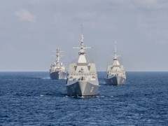 Tàu khu trục Lassen của Mỹ (trái), tàu frigate Supreme của hải quân Singapore (giữa) và tàu tác chiến ven biển Fort Worth hồi tháng 7 đi qua Biển Đông. Ảnh: Hải quân Mỹ