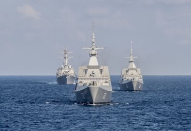 Tàu khu trục Lassen của Mỹ (trái), tàu frigate Supreme của hải quân Singapore (giữa) và tàu tác chiến ven biển Fort Worth hồi tháng 7 đi qua Biển Đông. Ảnh: Hải quân Mỹ