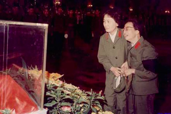 Trương Ngọc Phượng và Giang Thanh trong tang lễ Mao Trạch Đông.