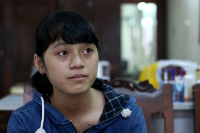 Phạm Thị Thu Quỳnh rưng rưng nước mắt khi nói về hoàn cảnh gia đình - Ảnh: Ngọc Hiển
