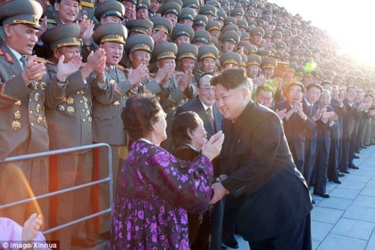 Tiết lộ bí mật sau những tràng pháo tay ở Triều Tiên