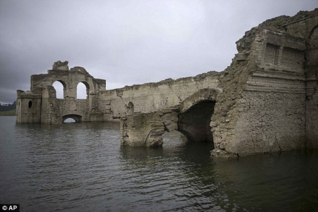 Hình ảnh Nhà thờ 400 năm tuổi đột nhiên hiện lên khỏi mặt nước số 1