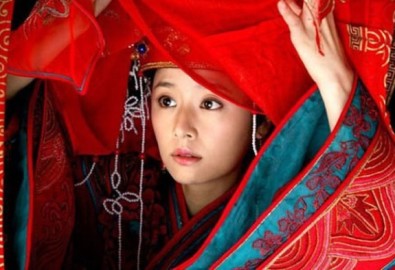 Nghe kể về hoàn cảnh nghèo khó của cô dâu kiệu hoa đơn sơ bên kia, cô dâu của kiệu hoa lộng lẫy bên này động lòng thương cảm, định tâm giúp đỡ … (Ảnh minh họa từ Internet)