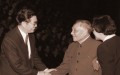 Cái bắt tay giữa hai thế hệ: ông Đặng Tiểu Bình và ông Hồ Cẩm Đào. (Ảnh: Internet)