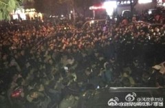 Hàng ngàn người dân tại khu kinh tế Bàn Long Thành, quận Hoàng Bi, thành phố Vũ Hán, tình Hồ Bắc bắt đầu biểu tình và chặn đường giao thông từ ngày 6/12. Họ kháng nghị không cho xây dựng Trạm trung chuyển chất thải rắn tại địa phương. (Ảnh: Internet)