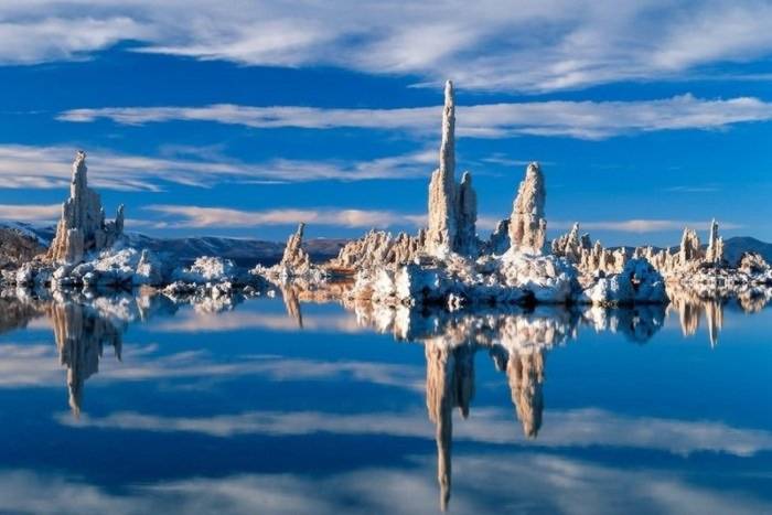 Hồ Mono có những tháp nhũ đá vôi tuyệt đẹp nổi lên trên bề mặt.