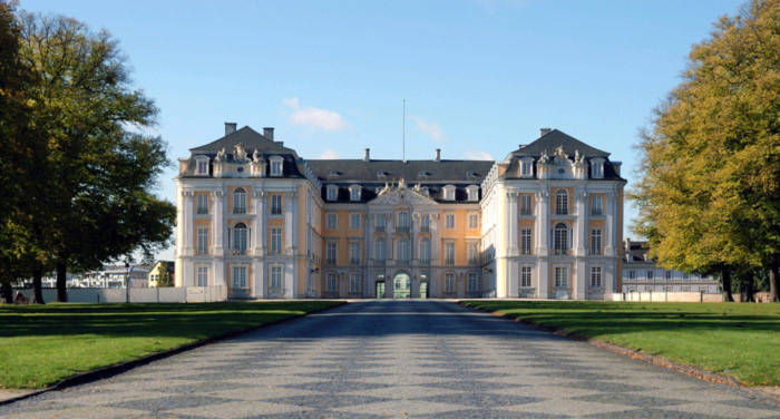 Lâu đài Augustusburg một trong những điểm đến nổi tiếng và thu hút nhất tại Đức