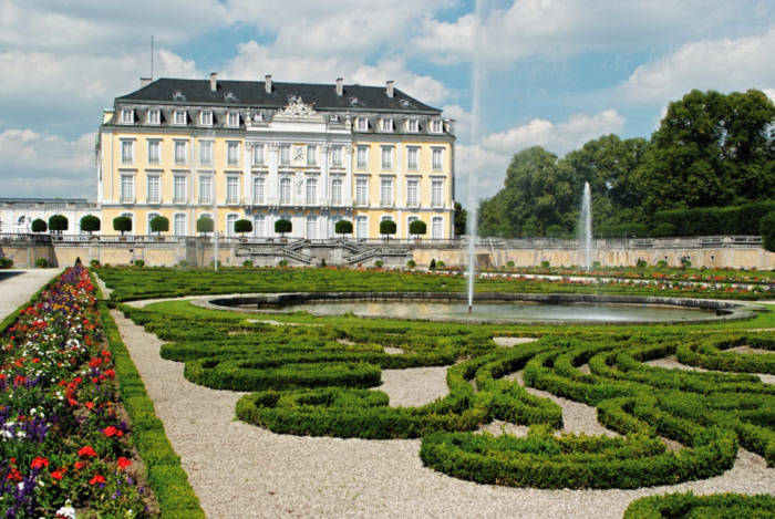 Lâu đài Augustusburg và Falkenlust mang phong cách kiến trúc rococo một cách lộng lẫy, hào nhoáng.