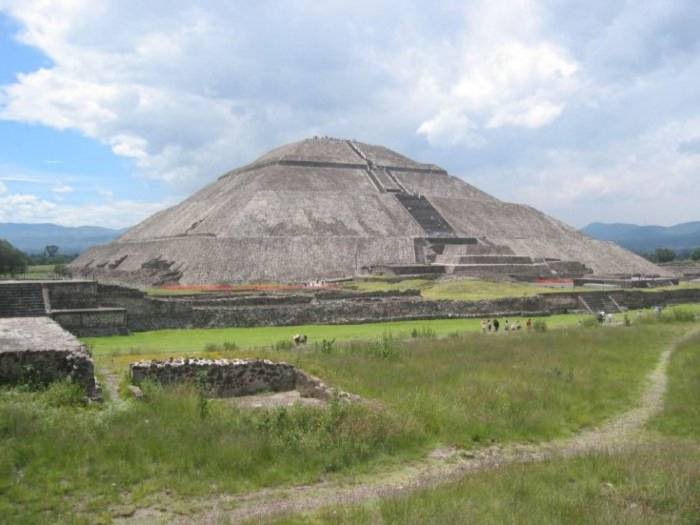 Kim tự tháp Mặt Trời ở Teotihuacan. 