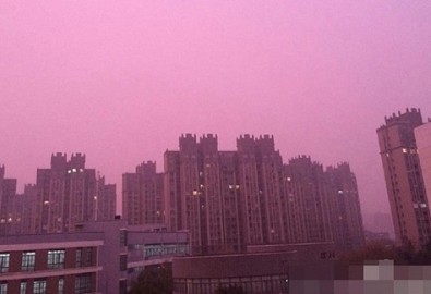 Bầu trời Nam Kinh biến thành màu tím. Ảnh KTĐT