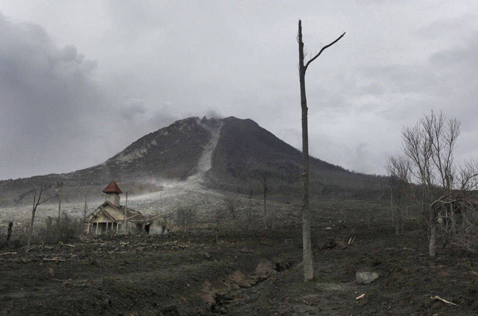 Một nhà thờ nhỏ bé bên cạnh núi Sinabung tại làng bỏ hoang của Simacem, Bắc Sumatra, Indonesia, ngày 16 tháng 11 năm 2015. 