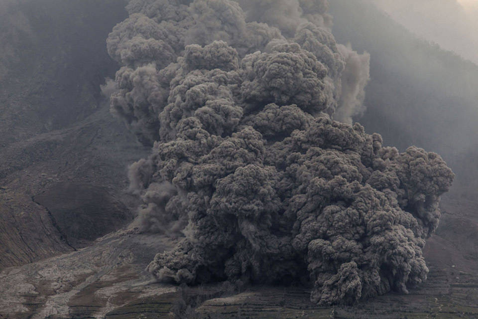 Một dòng nham thạch chảy mạnh xuống sườn núi Sinabung, nhìn từ làng Tiga Kicat, vào ngày 20 tháng 06 năm 2015.