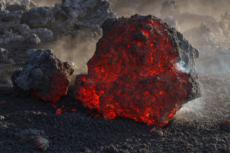 Dòng nham thạch từ núi Etna chảy vào thung lũng "Val del Bove gần núi Simone, ngày 16 tháng 05 năm 2015