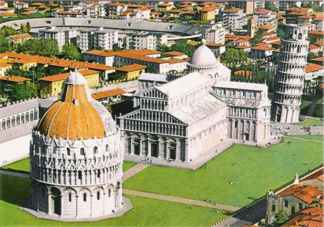 Tháp nghiêng Pisa có độ cao 567m và có hình tròn, thân tháp từ dưới lên thu nhỏ dần lại, gồm 6 tầng ở giữa được thiết kế hoàn toàn giống nhau. Nền tháp có đường kính 196 mét, đường kính trên đỉnh là 127 mét, toàn bộ tháp ước tính có trọng lượng khoảng 14.000 tấn.
