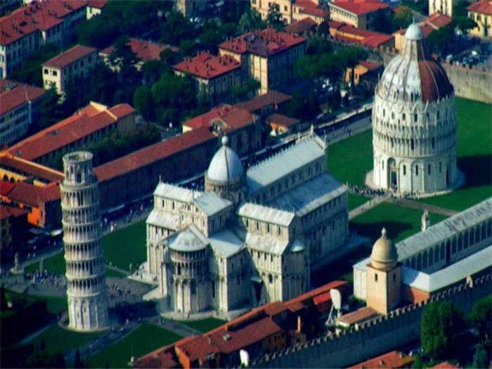 Các công trình được xây bên cạnh tháp nghiên như tháp chuông, thánh đường, phòng rửa tội... đều dựa theo kiến trúc của tháp tạo thành một quần thể kiến trúc đồng nhất.
