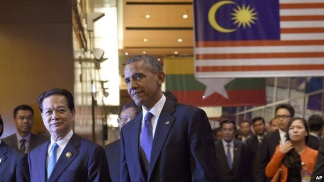 Tổng thống Obama đi cạnh Thủ tướng Nguyễn Tấn Dũng trong một hội nghị với các nước ASEAN tại Malaysia ngày 21/11/2015.