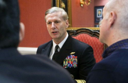 Phó Đô đốc Joseph Aucoin, Tư lệnh Hạm đội 7 của Hải quân Mỹ trò chuyện với các phóng viên trên tàu sân bay. Ảnh: