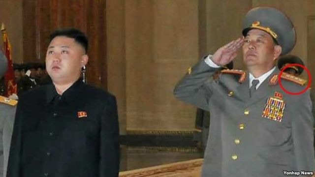 Nhà lãnh đạo Bắc Triều Tiên Kim Jong Un (trái) nhận món quà sinh nhật không mong muốn là chương trình phát thanh qua loa phóng thanh từ phía Nam Triều Tiên.