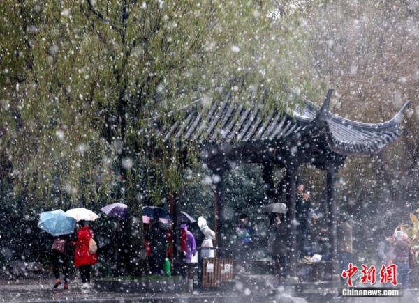 Trung Quốc đẹp như cõi mộng trong ngày tuyết rơi - Ảnh 6.