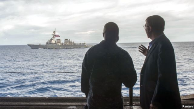 Bộ trưởng Quốc phòng Mỹ Ashton Carter (phải) thăm hàng không mẫu hạm USS Theodore Roosevelt ở Biển Đông. (Ảnh ngày 5/11/2015).