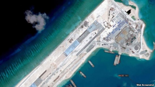 Ảnh vệ tinh cho thấy một đường băng Trung Quốc xây dựng trên đảo Đá Chữ Thập trong quần đảo Trường Sa ở Biển Đông.