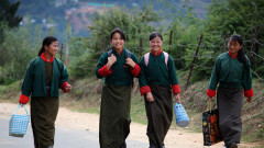 Bhutan - quốc gia hạnh phúc nhất thế giới với tiêu chuẩn đạo đức cao, người dân luôn vui vẻ mỉm cười