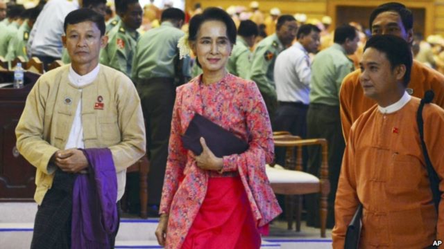 Lãnh tụ dân chủ Aung San Suu Kyi dẫn đầu các nhà lập pháp mới được bầu từ đảng Liên minh dân chủ Toàn quốc NLD của bà vào quốc hội nằm tại thủ đô Naypyitaw, ngày 1/2/2016.