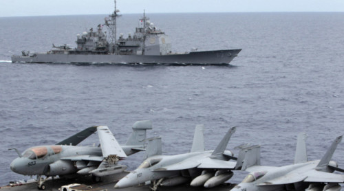 [Caption]photo: U.S fighter jets on standby at the upper deck of a USS George Washington aircraft carrier while a U.S. Cowpens ship pass during a media tour at the South China Sea © Romeo Ranoco / Reuters