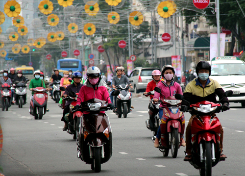 Thời tiết se se lạnh tại Sài Gòn và các tỉnh Nam Bộ khiến mọi người khi ra đường đều phải mặc áo ấm. Ảnh: Hữu Nguyên - vnexpress