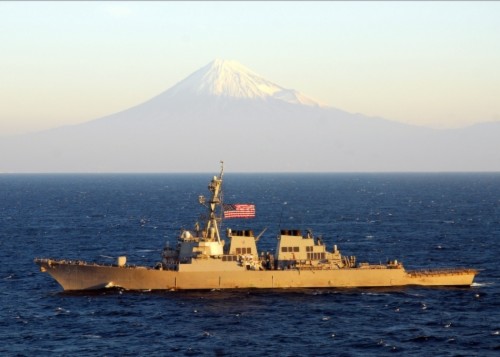 Nhật Bản ủng hộ hoạt động của tàu chiến Mỹ tại Biển Đông - Ảnh 1