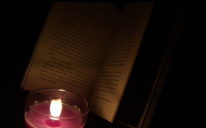 Đọc sách trong môi trường ánh sáng kém như dưới ngọn nến không ảnh hưởng đến thị lực.