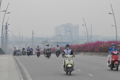 Sáng sớm, Sài Gòn chìm trong sương mù, người dân đi chơi tết với áo ấm. Ảnh danviet