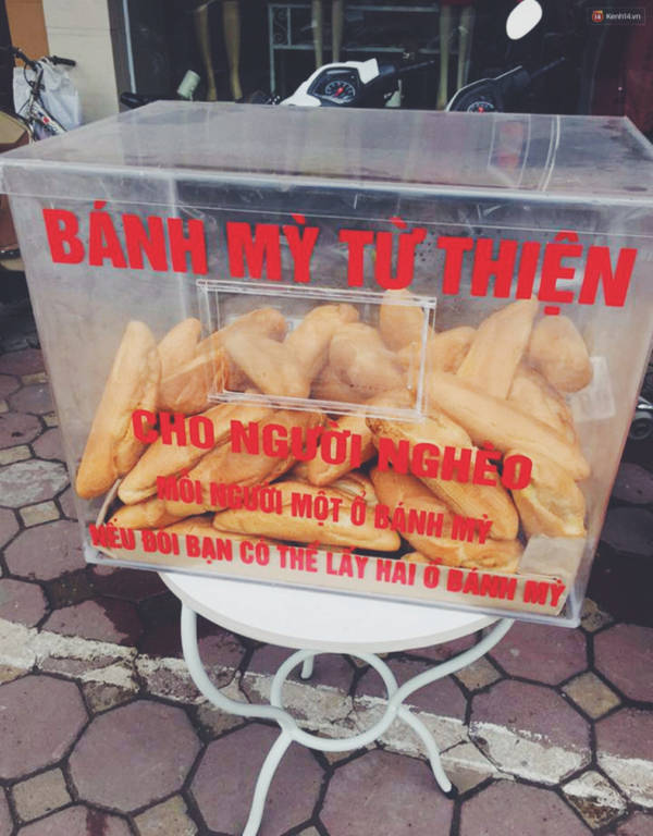 Sau Sài Gòn, tủ bánh mỳ từ thiện đầu tiên đã xuất hiện ở Hà Nội - Ảnh 1. Sau Sài Gòn, tủ bánh mỳ từ thiện đầu tiên đã xuất hiện ở Hà Nội - Ảnh 1.