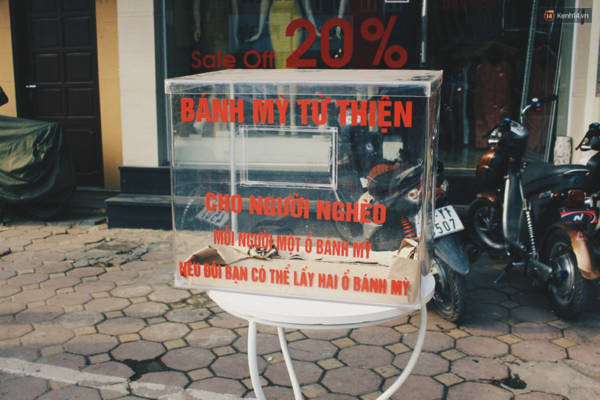 Sau Sài Gòn, tủ bánh mỳ từ thiện đầu tiên đã xuất hiện ở Hà Nội - Ảnh 2. Sau Sài Gòn, tủ bánh mỳ từ thiện đầu tiên đã xuất hiện ở Hà Nội - Ảnh 2.