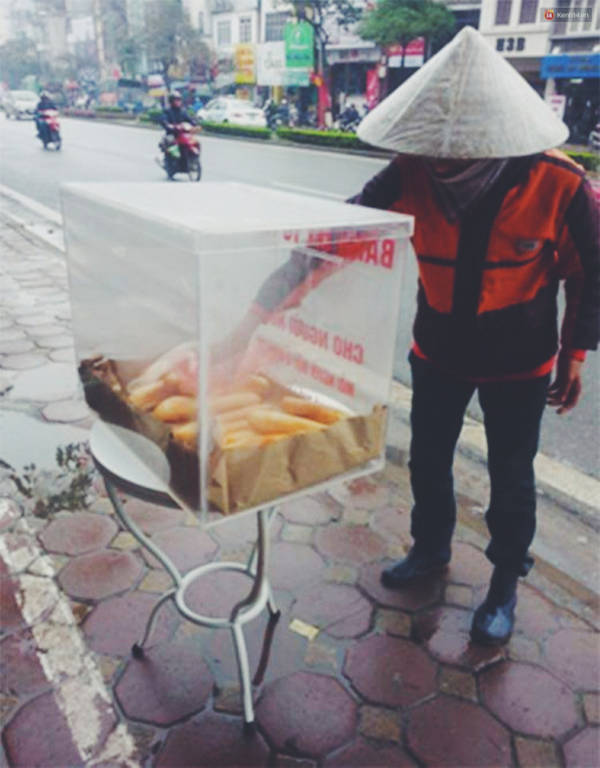 Sau Sài Gòn, tủ bánh mỳ từ thiện đầu tiên đã xuất hiện ở Hà Nội - Ảnh 3. Sau Sài Gòn, tủ bánh mỳ từ thiện đầu tiên đã xuất hiện ở Hà Nội - Ảnh 3.